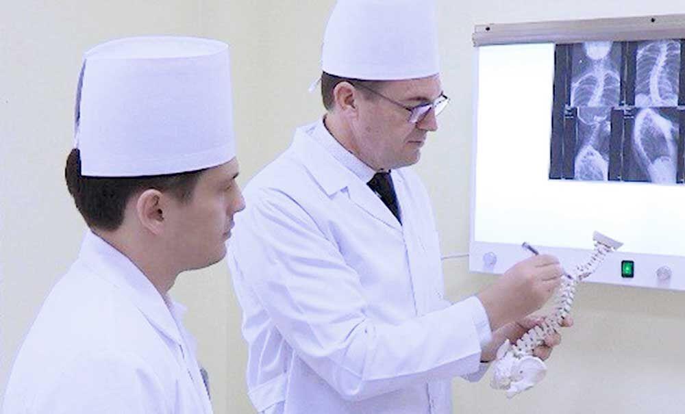 Türkmen lukmanlary ilkinji gezek çaga ysmaz keselini bejermek boýunça çylşyrymly operasiýany geçirdiler