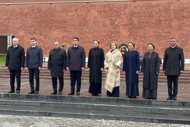 В Москве туркменские парламентарии возложили венок к могиле Неизвестного солдата