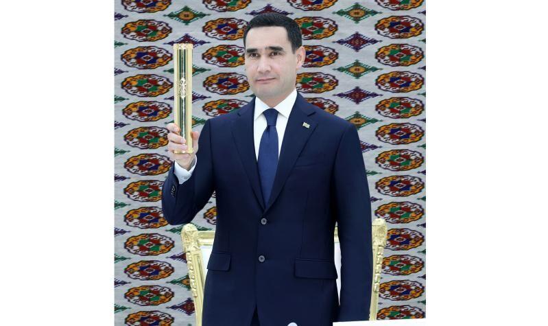 Türkmenbaşy etrabynda täze karbamid öndürýän toplumyň düýbi tutuldy