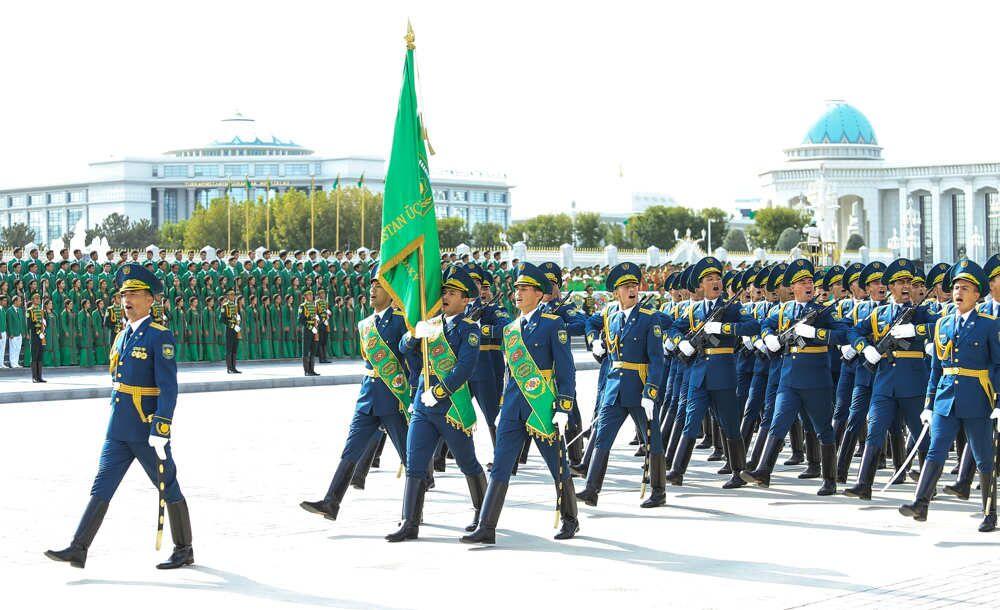 Türkmenistanyň Prezidenti Watan goragçylaryny baýramçylyk bilen gutlady