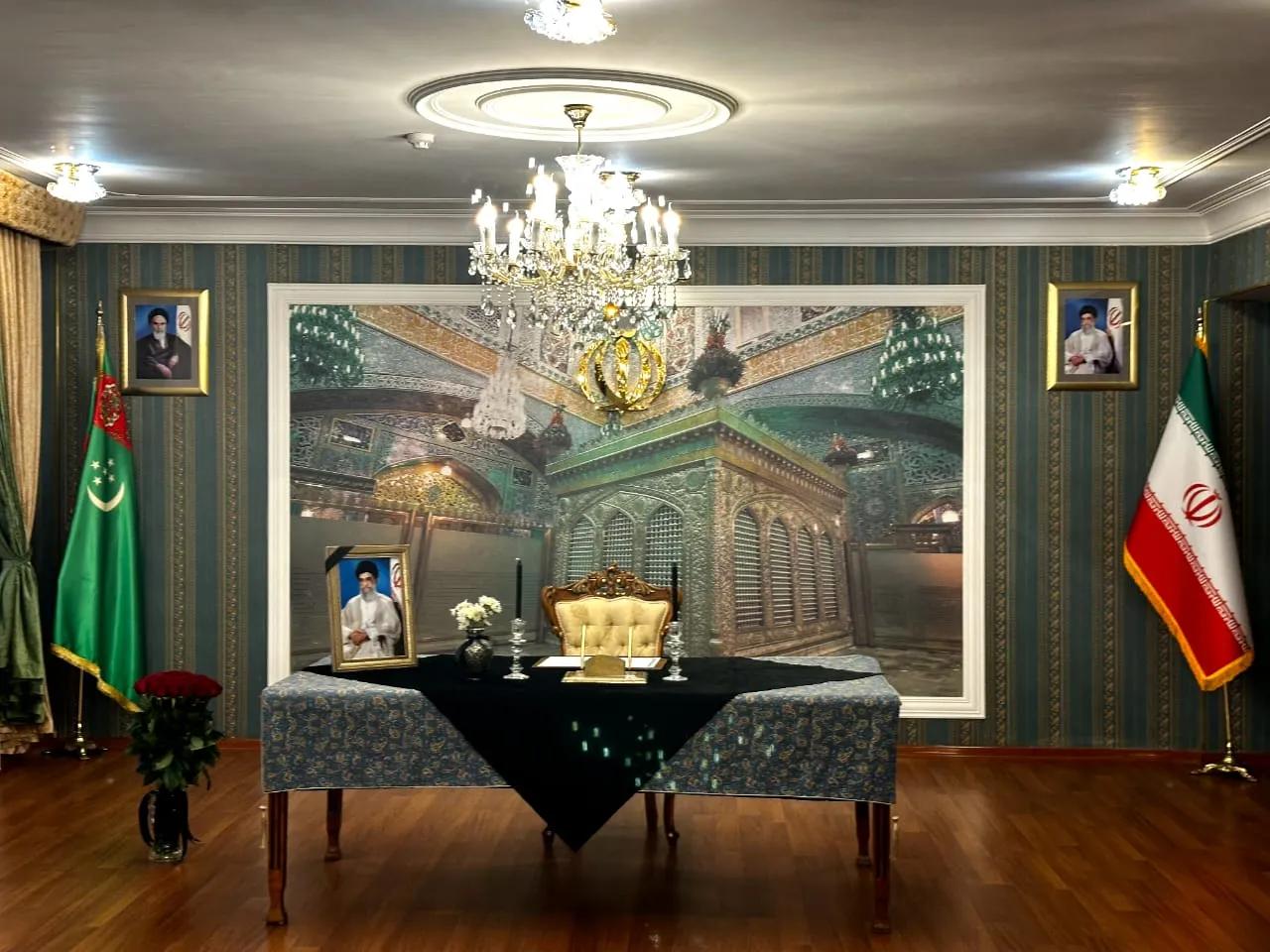 Eýranyň Türkmenistandaky ilçihanasynda Aýatolla Hameneýini hatyralamak üçin gynanç kitaby açyldy